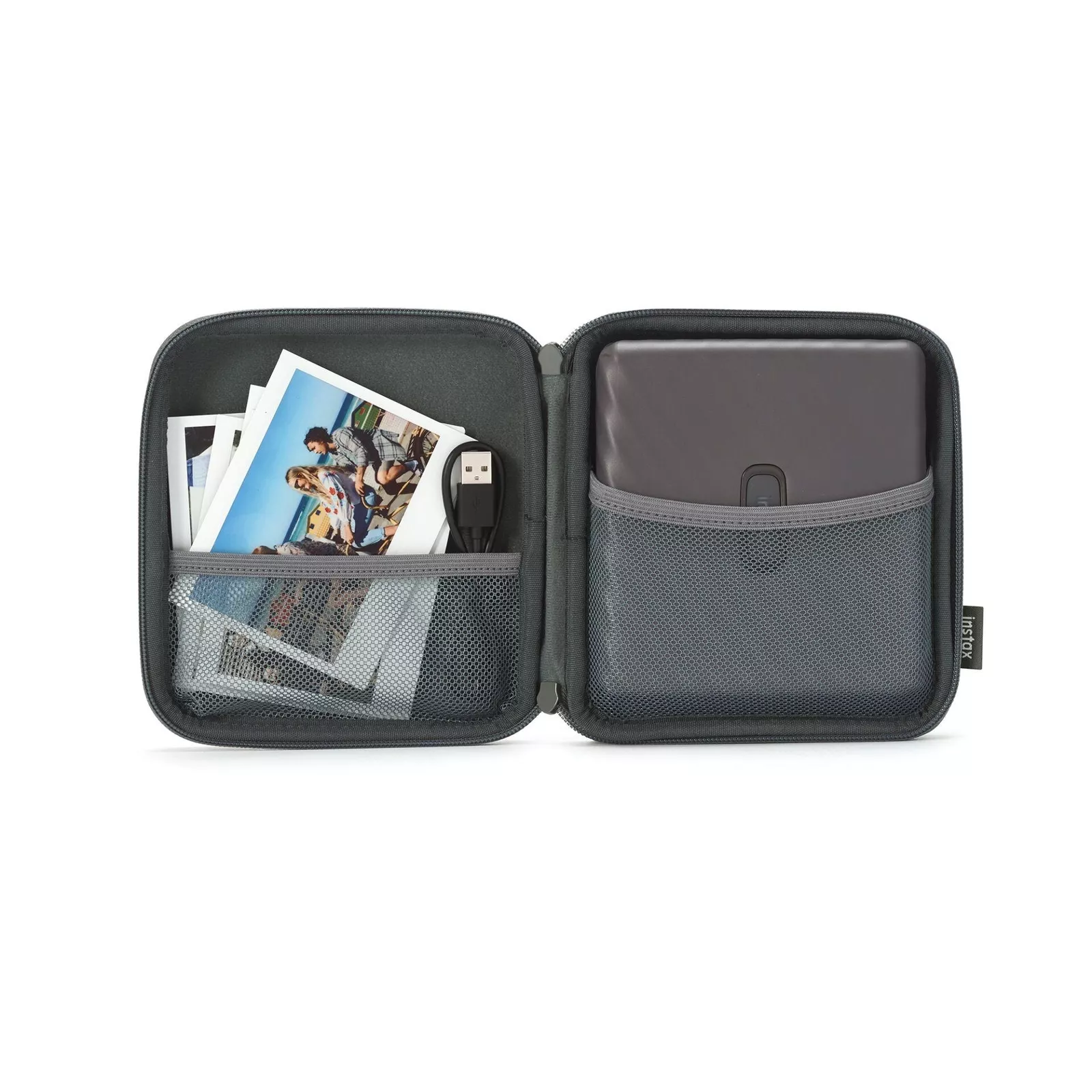 Étui gris ouvert contenant des photos, une imprimante et un câble USB. Les photos montrent des gens. Étui sur fond blanc.