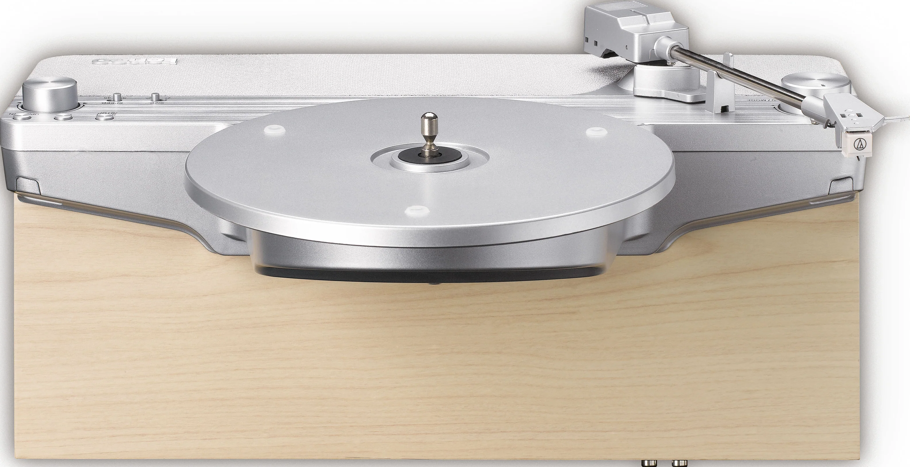 Platine vinyle sur une base en bois, avec bras et commandes argentés.