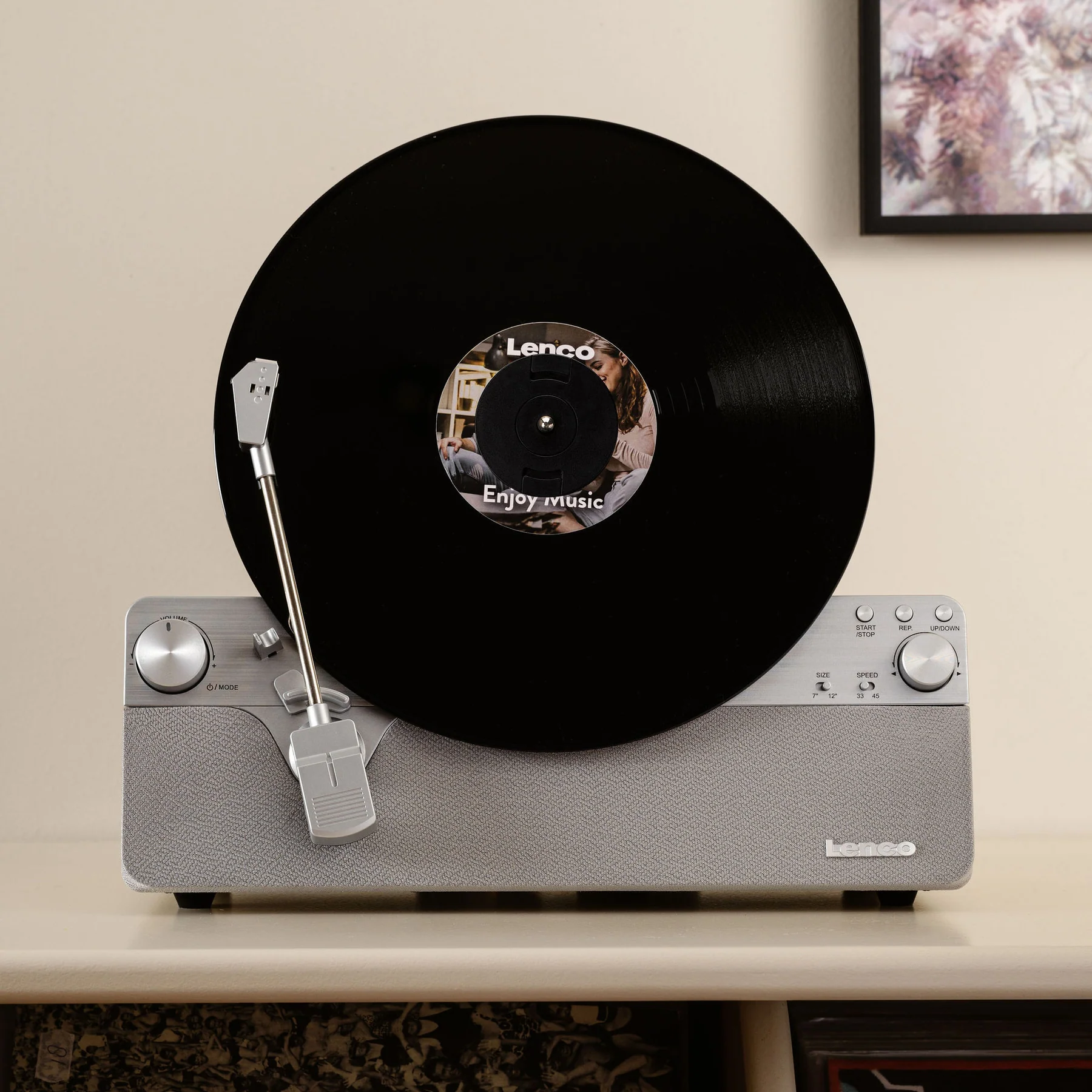 Une platine vinyle avec un disque noir jouant de la musique.