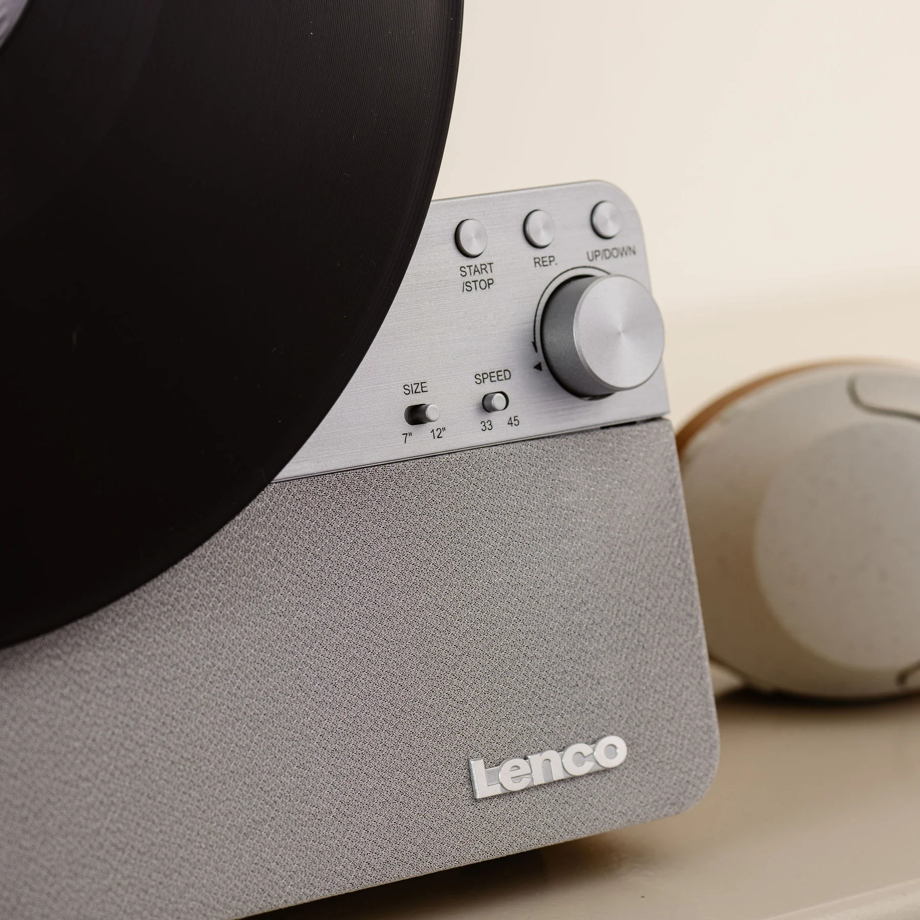 Gros plan sur une platine. Un disque est sur le lecteur.