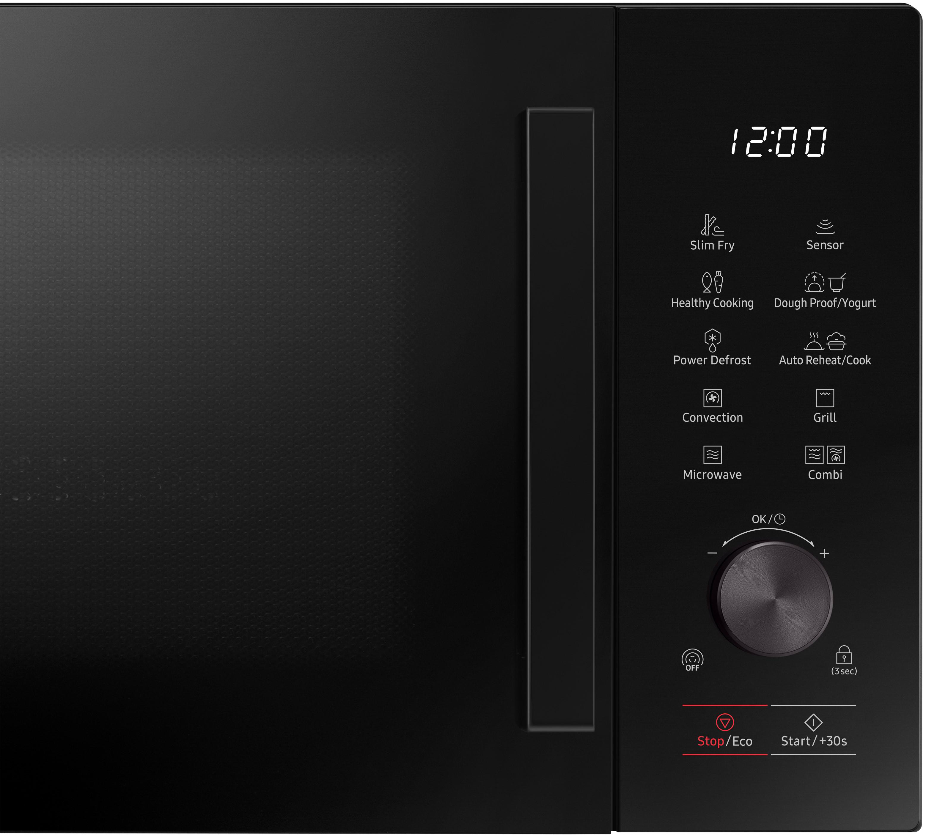 Nahaufnahme des Mikrowellen-Bedienfelds. Zeigt Knöpfe und eine Digitalanzeige von 12:00 Uhr.