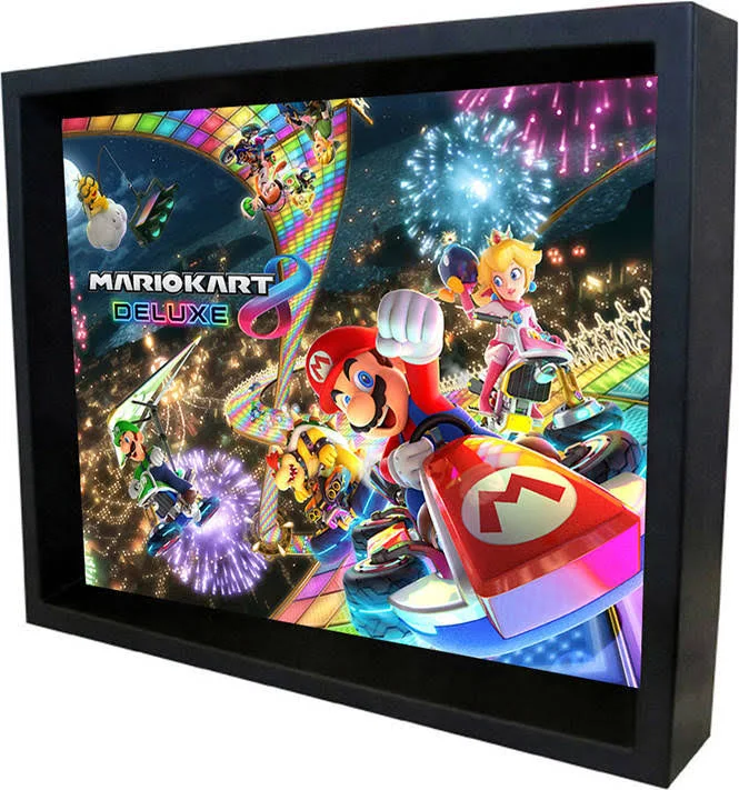 Arte de caja de Mario Kart Deluxe en un marco negro. Personajes corriendo en una pista arcoíris. Fondo: Fuegos artificiales.