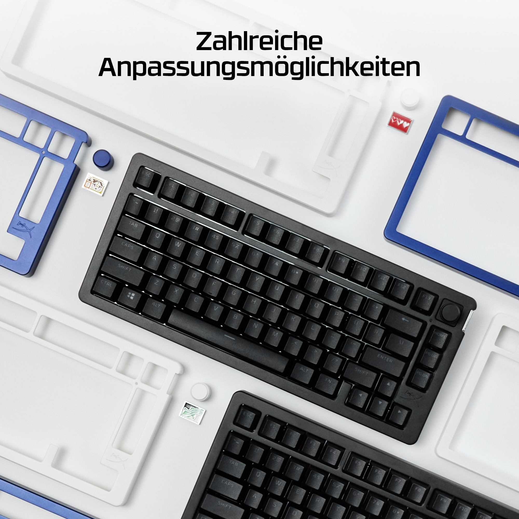 Schwarze Tastatur mit mehreren Tastenkappen und weißen und blauen Rahmen.