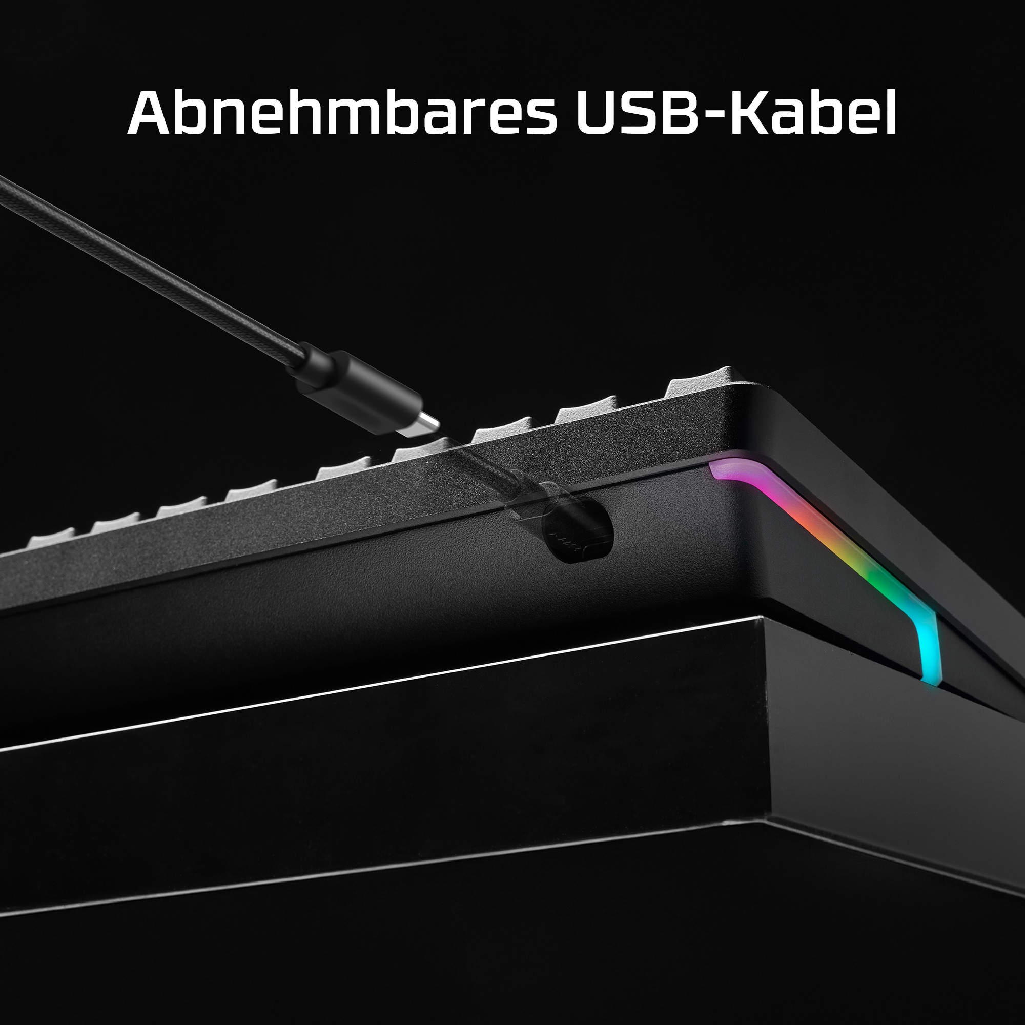 Angolo di tastiera nera, LED arcobaleno, cavo USB collegato. Sfondo scuro.