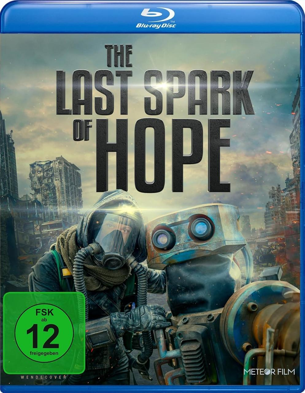 Filmcover: Mann mit Gasmaske und Roboter in zerstörter Stadt. Titel: The Last Spark of Hope.