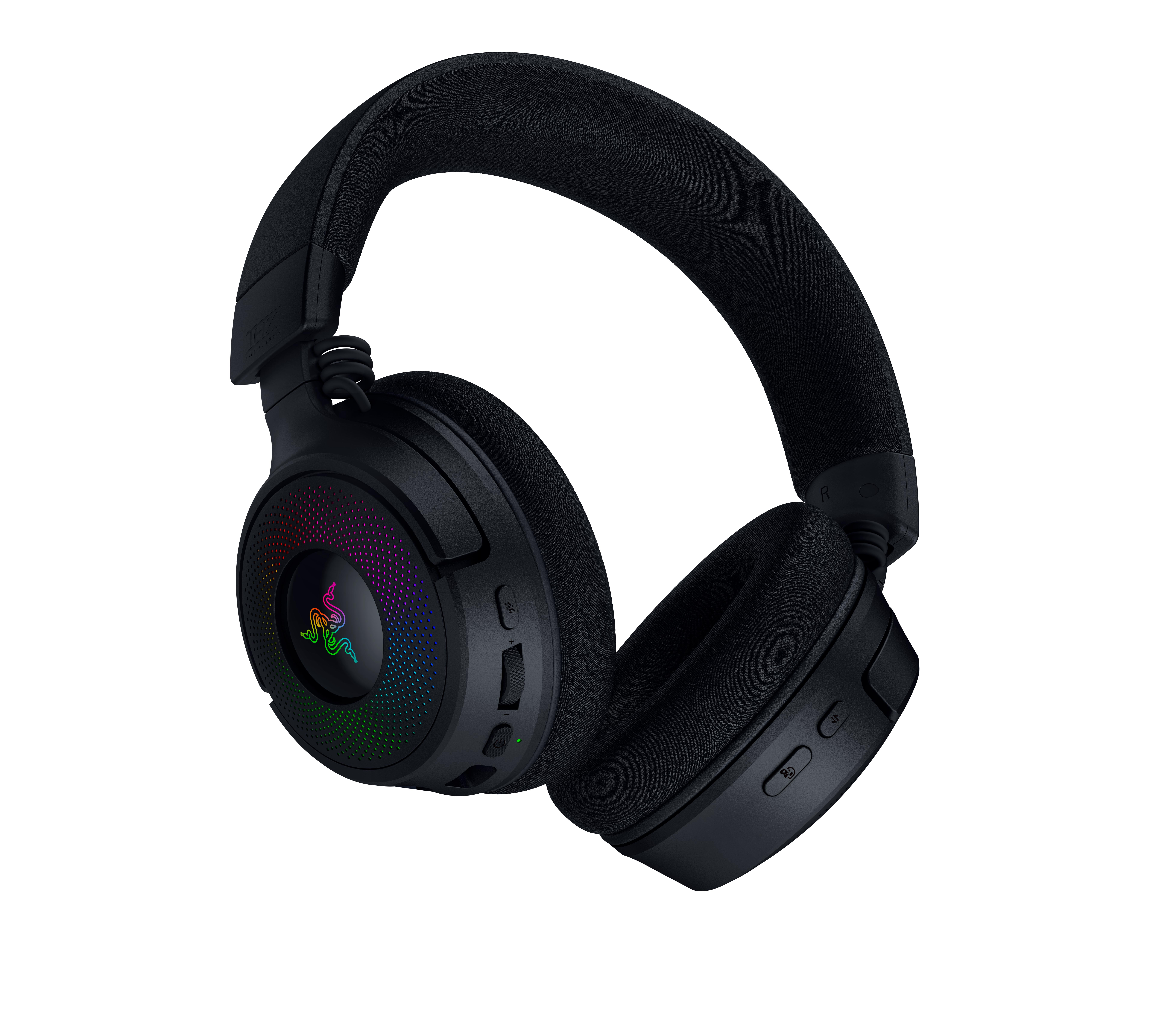 Kulaklık kapaklarında RGB aydınlatmalı siyah Razer kablosuz kulaklıklar.