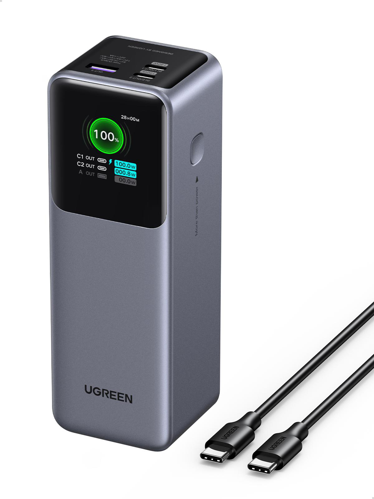 Grauer UGREEN Power Bank, Display mit Batterieinformationen und zwei USB-C-Kabel.