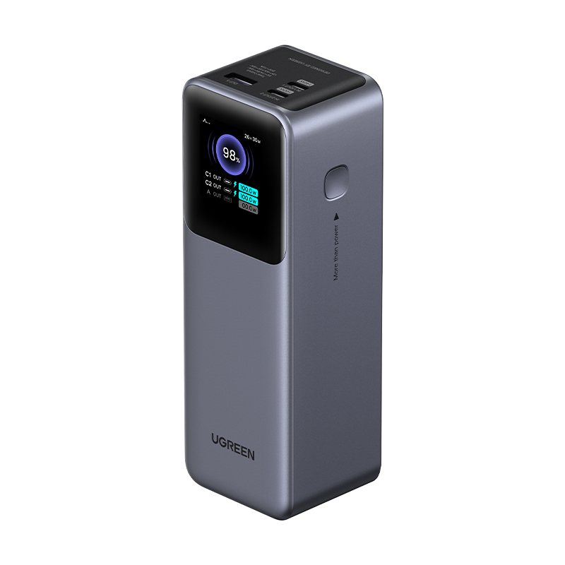 Eine dunkelgraue Powerbank mit einem Bildschirm und USB-Anschlüssen.