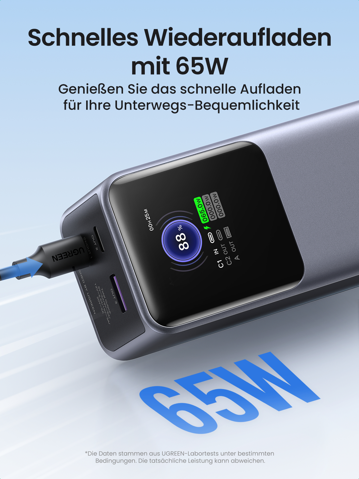 Eine Powerbank wird mit eingeschaltetem Display gezeigt. Der Text sagt 