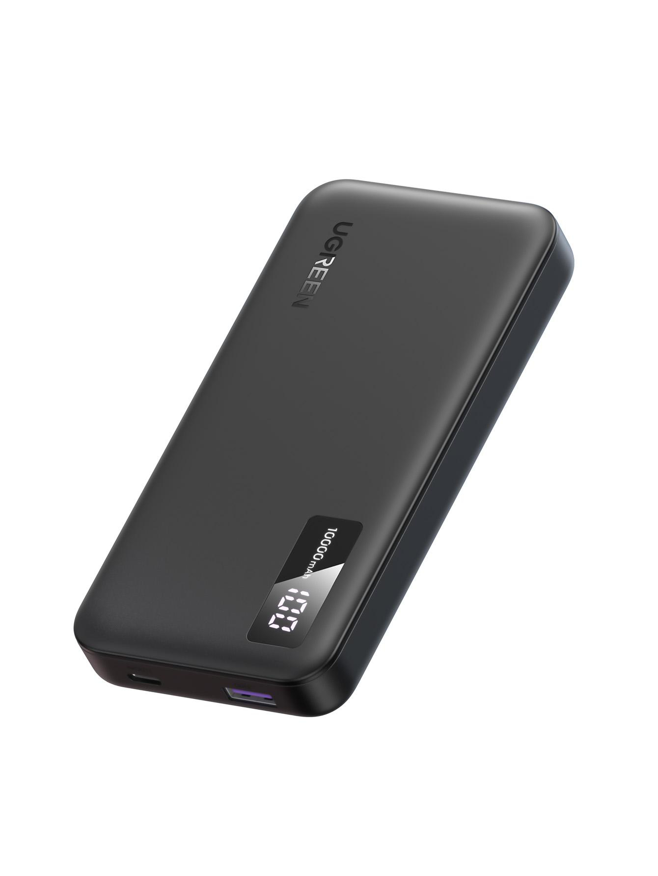 Eine Person, die eine schwarze UGREEN Powerbank hält.