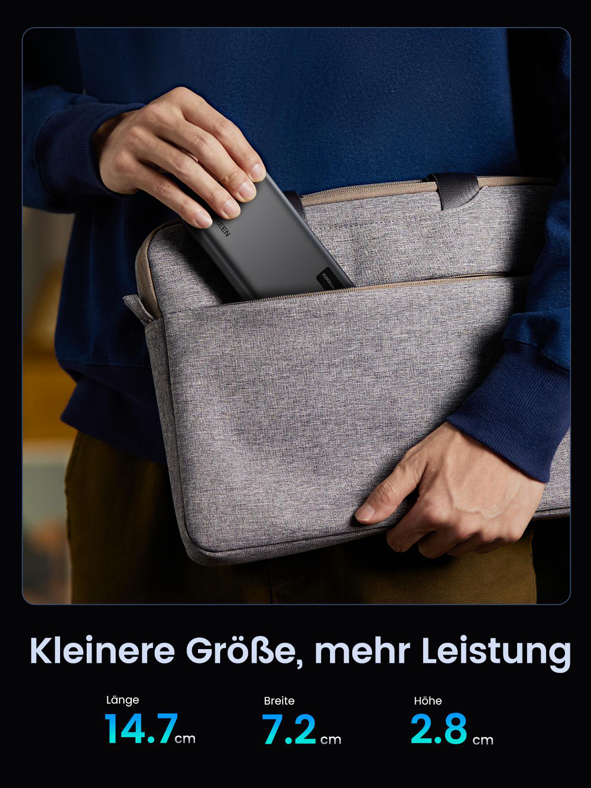 Eine Person hält eine Powerbank in einer grauen Laptoptasche. Text zeigt Abmessungen.
