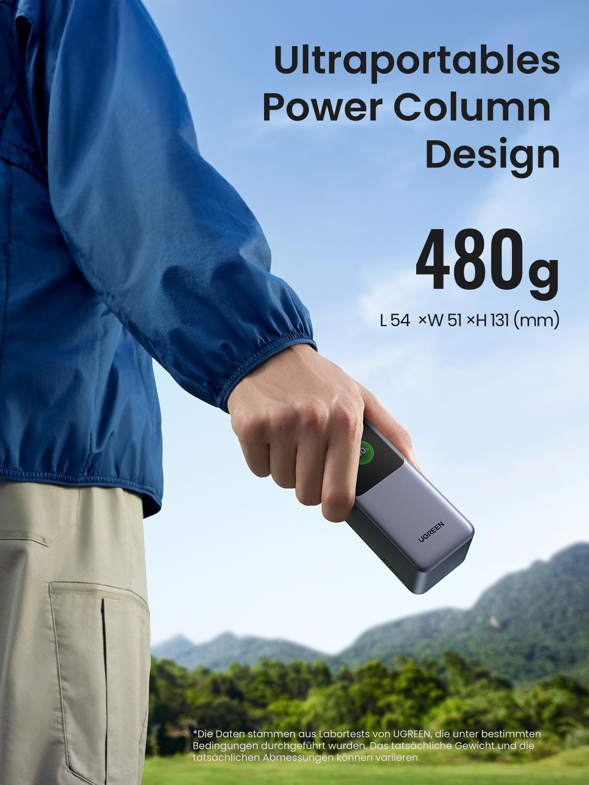 Eine schlafende Person in der Nähe einer schwarzen Powerbank auf einem Tisch.