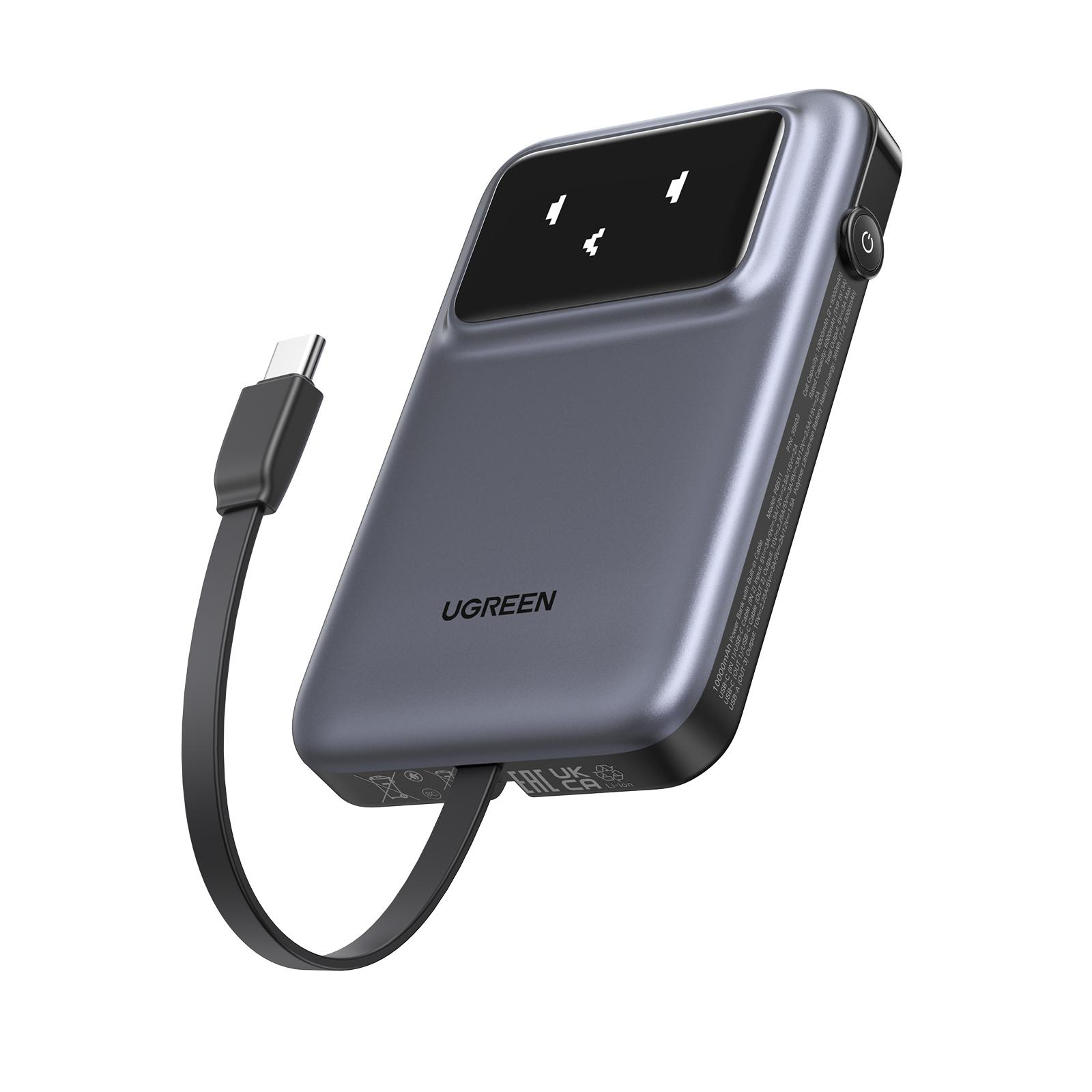 Graue UGREEN Powerbank mit USB-C-Kabel. Das Gerät ist nach oben abgewinkelt.