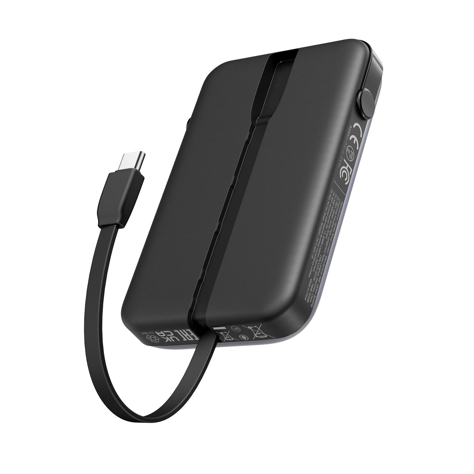 Schwarze Powerbank mit Kabel und sichtbaren Anschlüssen, freigestellt auf weißem Grund.