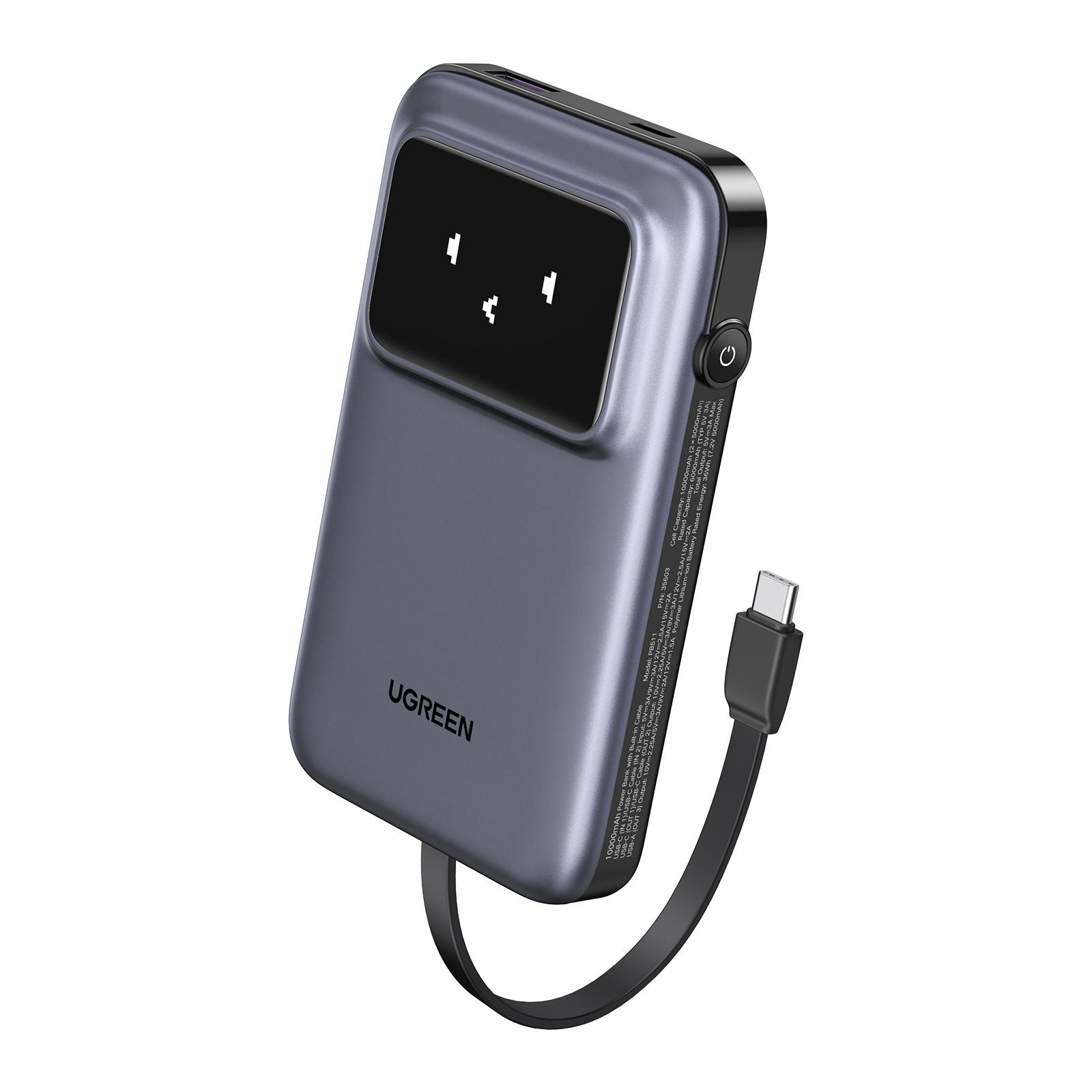 Dunkelgraue Powerbank mit Bildschirm, Ladekabel und UGREEN-Logo.