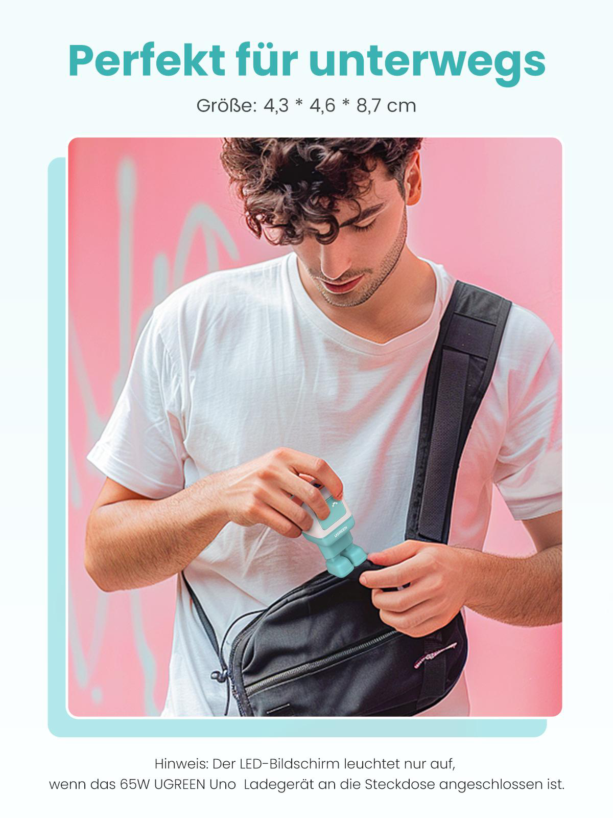 Ein Mann hält ein kleines Ladegerät in einer Tasche. Text: Perfekt für unterwegs. Größe: 4,3 * 4,6 * 8,7 cm.
