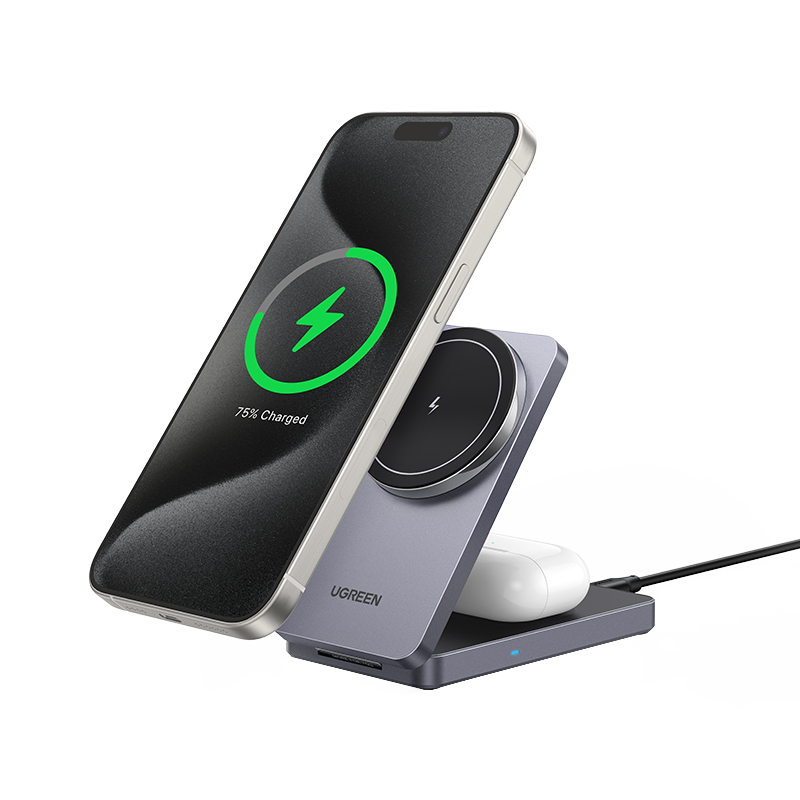 Ein Telefon, das auf einem kabellosen Ladegerät geladen wird. AirPods befinden sich ebenfalls auf dem Ladegerät.