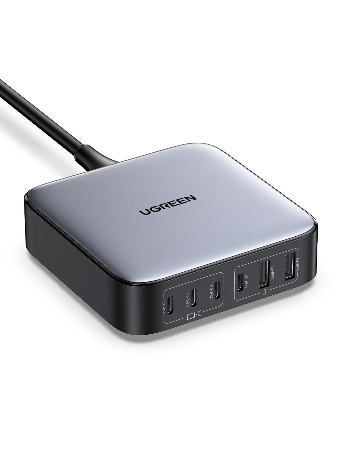 Quadratisches, silbernes UGREEN-Ladegerät mit mehreren USB-Anschlüssen, verbunden mit einem schwarzen Kabel.