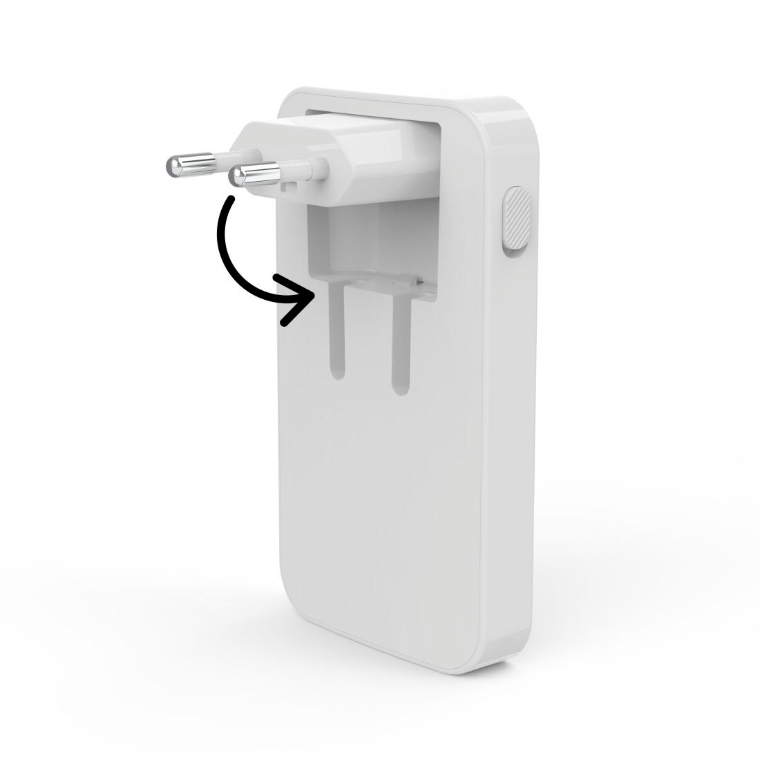 Ein weißer Adapter mit Eurostecker, die Stifte sind zum Öffnen angewinkelt.