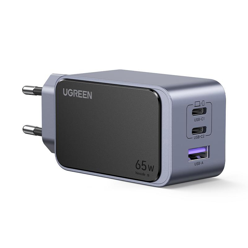 Produktaufnahme: Graues und schwarzes UGREEN-Wandladegerät mit USB-Anschlüssen. Text: UGREEN, 65W.