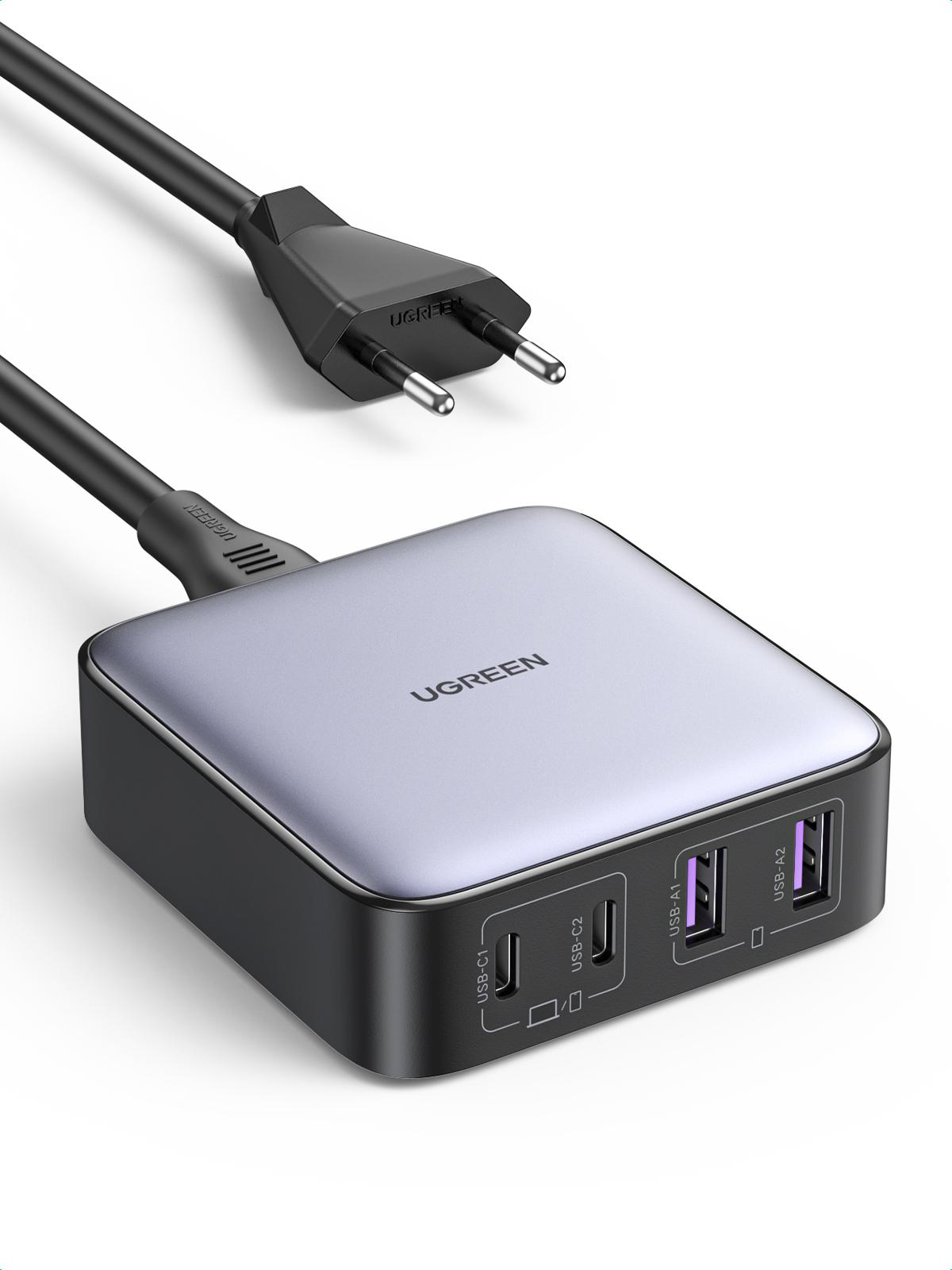 Ein UGREEN Ladegerät mit USB-Anschlüssen und einem Stecker. Schwarzes Kabel. Grau-schwarzes Gehäuse.