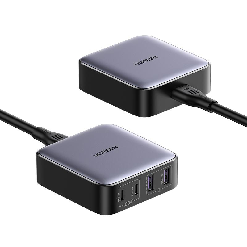 Zwei UGREEN USB-Hubs, grau und schwarz, mit Kabeln und verschiedenen Anschlüssen.