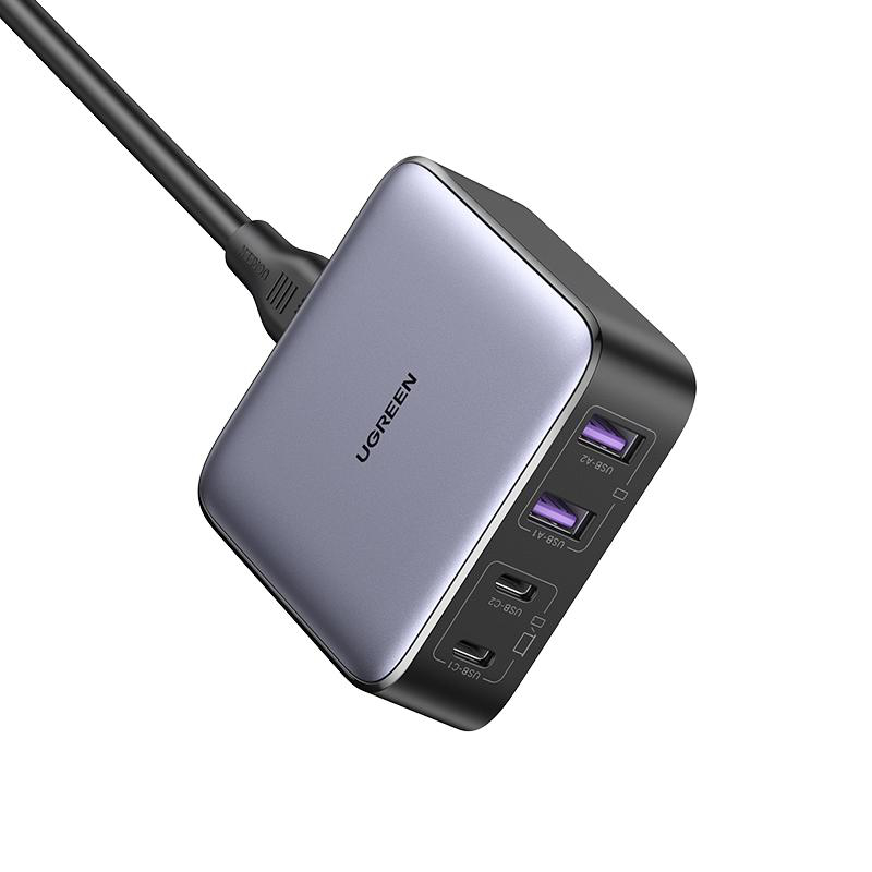 Ein graues Ladegerät mit mehreren USB-Anschlüssen.
