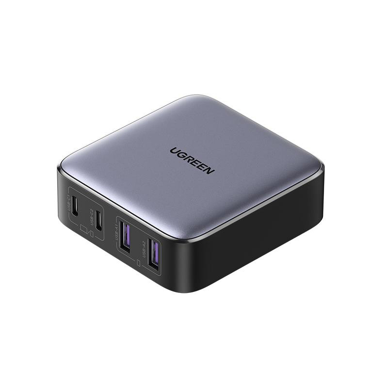 Graues UGREEN-Ladegerät mit USB-Anschlüssen auf weißem Hintergrund. Es hat eine Würfelform.