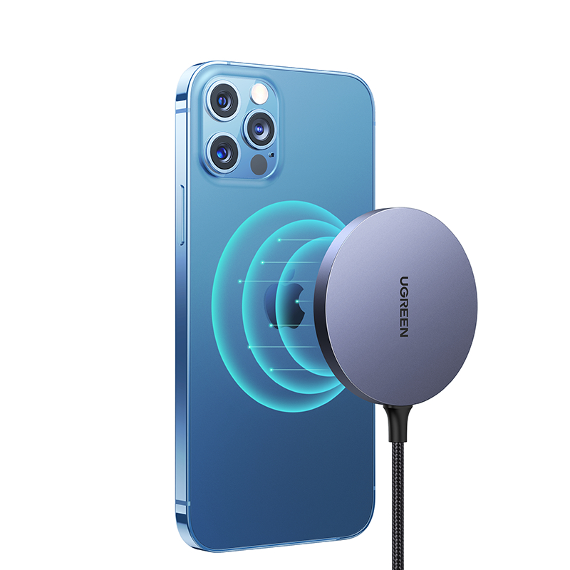 Ein blaues iPhone, das an einem magnetischen UGREEN-Ladegerät befestigt ist. Das Ladegerät ist grau.