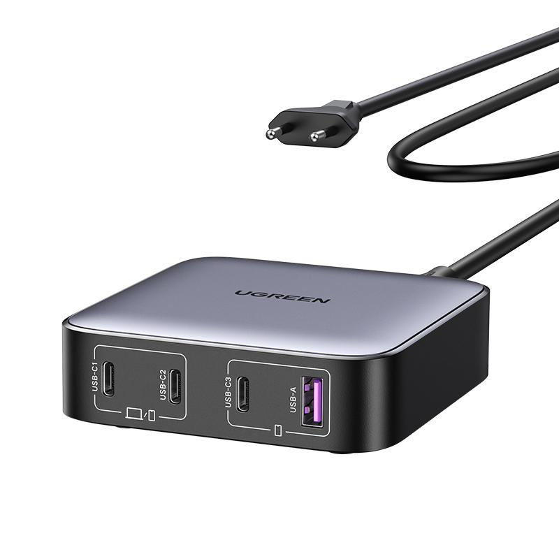 Ugreen-Hub mit USB-Anschlüssen, Netzstecker und Kabel auf weißer Oberfläche.