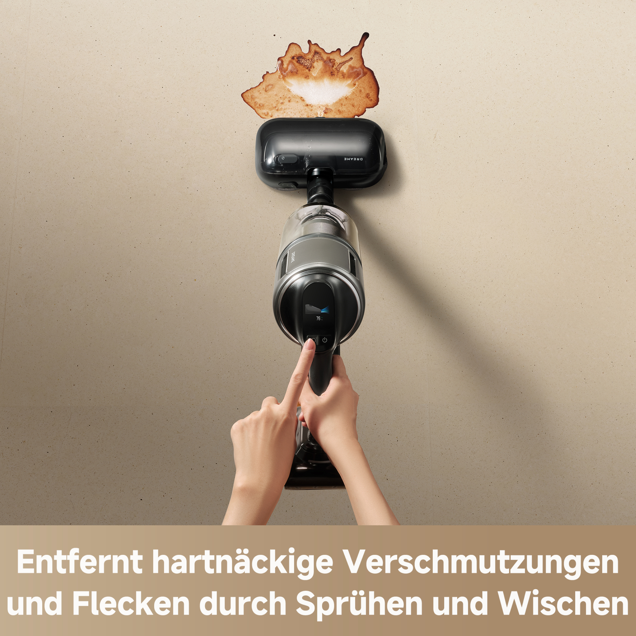 Person sprüht einen Staubsauger auf eine Wand mit einem Fleck.