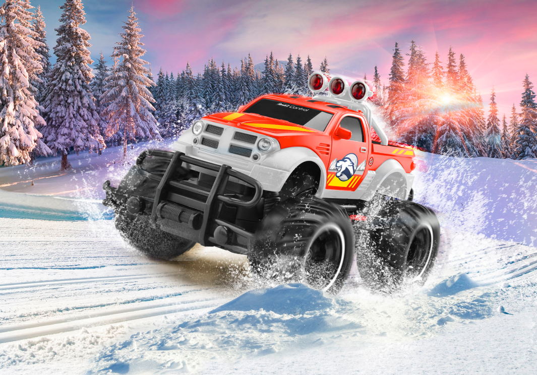 Roter Spielzeug-LKW fährt im Schnee.