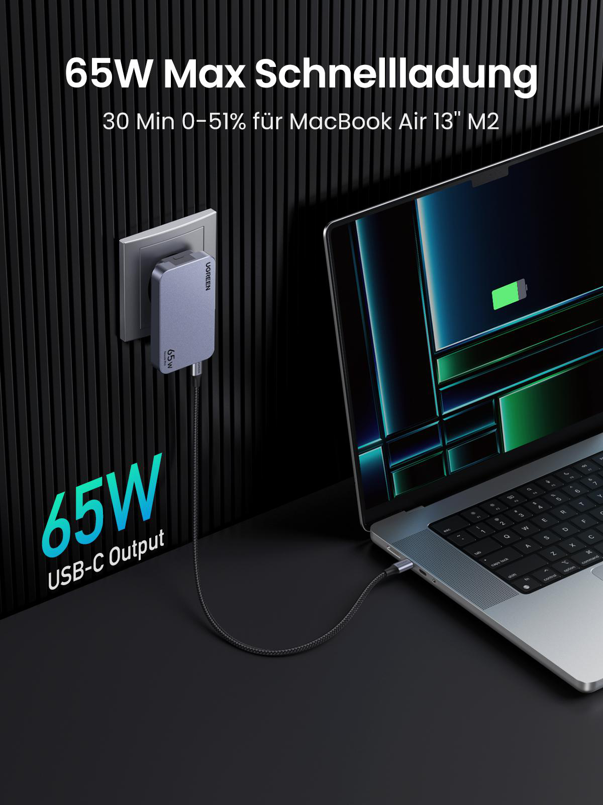 Ein Laptop, der mit einem 65W-Ladegerät geladen wird, das an eine Steckdose angeschlossen ist, mit Ladeinformationen.