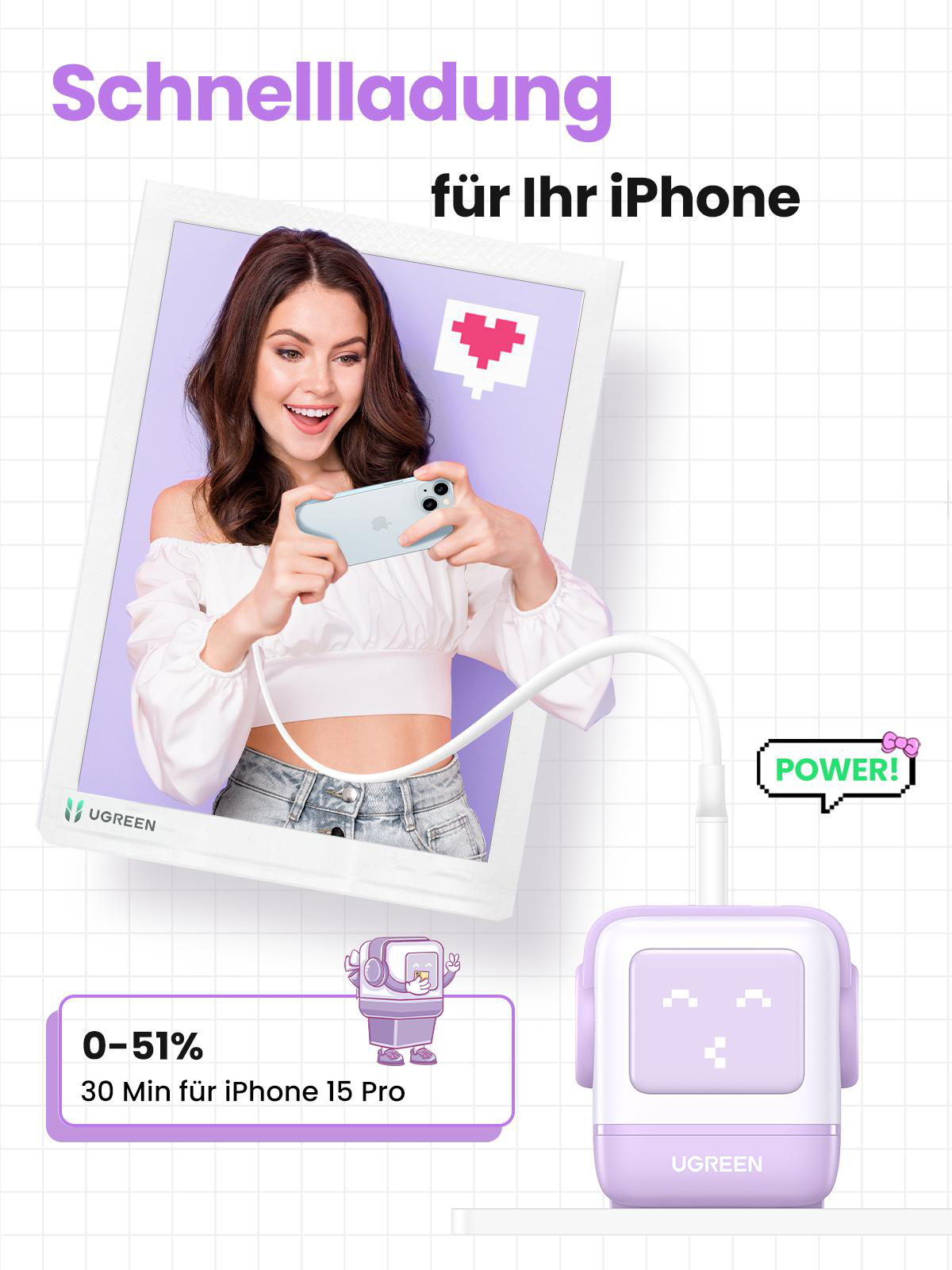 Frau macht Selfie mit Telefon, das an UGREEN-Ladegerät angeschlossen ist. Roboter sagt 'Power!'