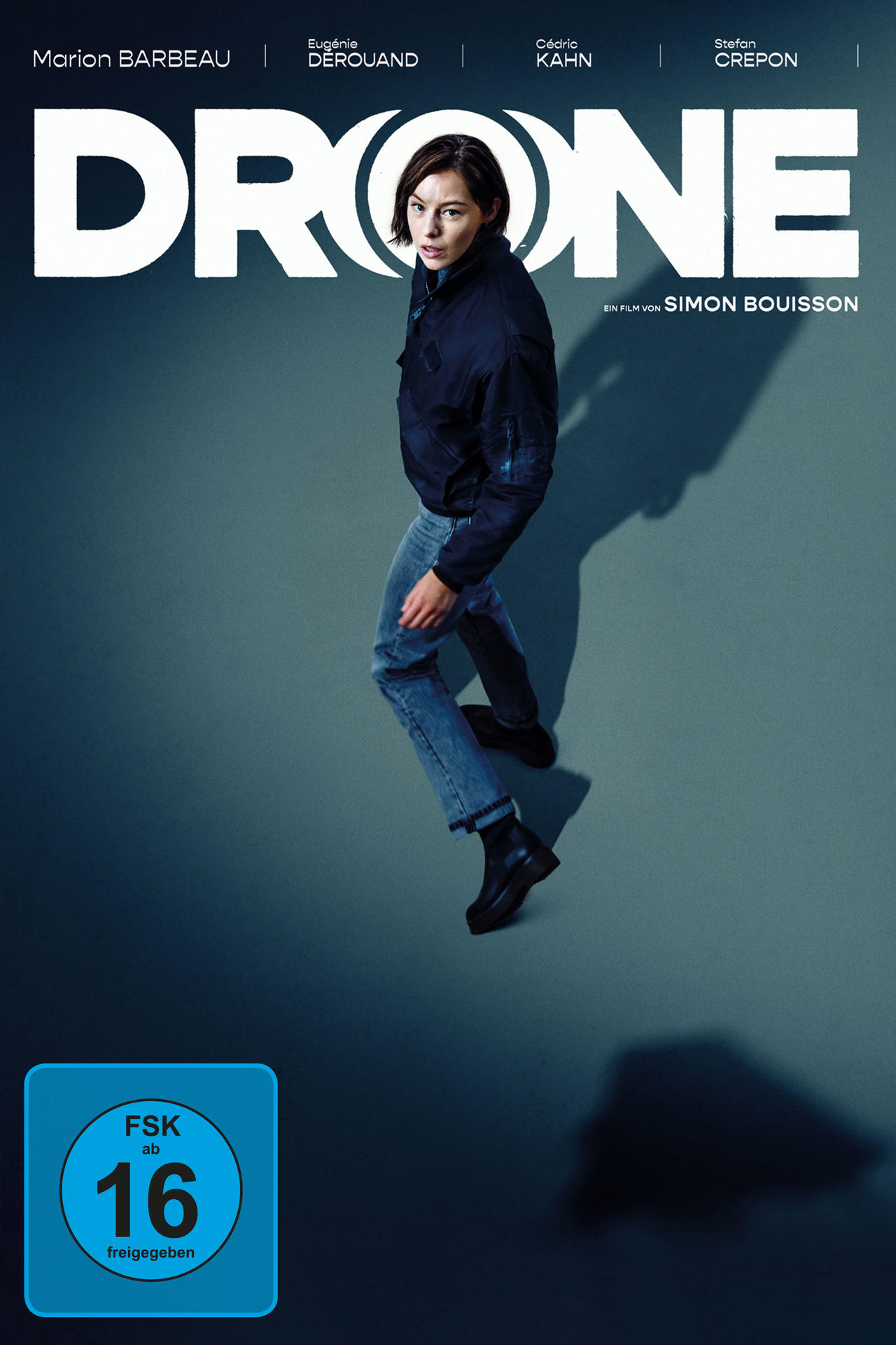 DVD-Cover für den Film "Drone" mit einer Frau in dunkler Jacke und Jeans.