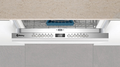 Panel de control de lavavajillas con pantalla, botones y logotipo de la marca.