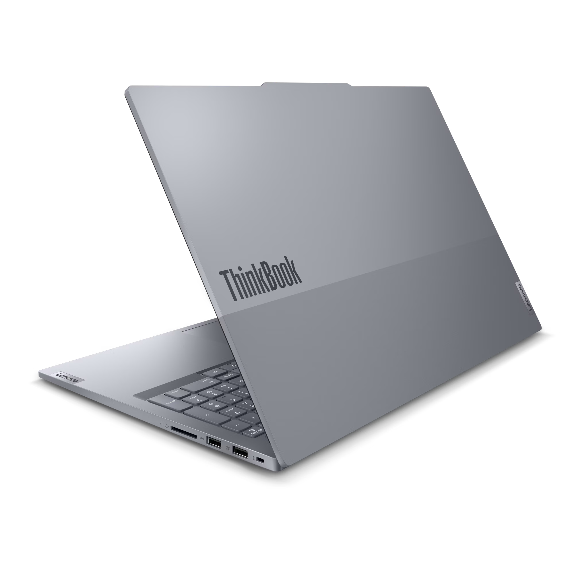 Portátil ThinkBook gris en ángulo, mostrando teclado y cubierta trasera con logo.