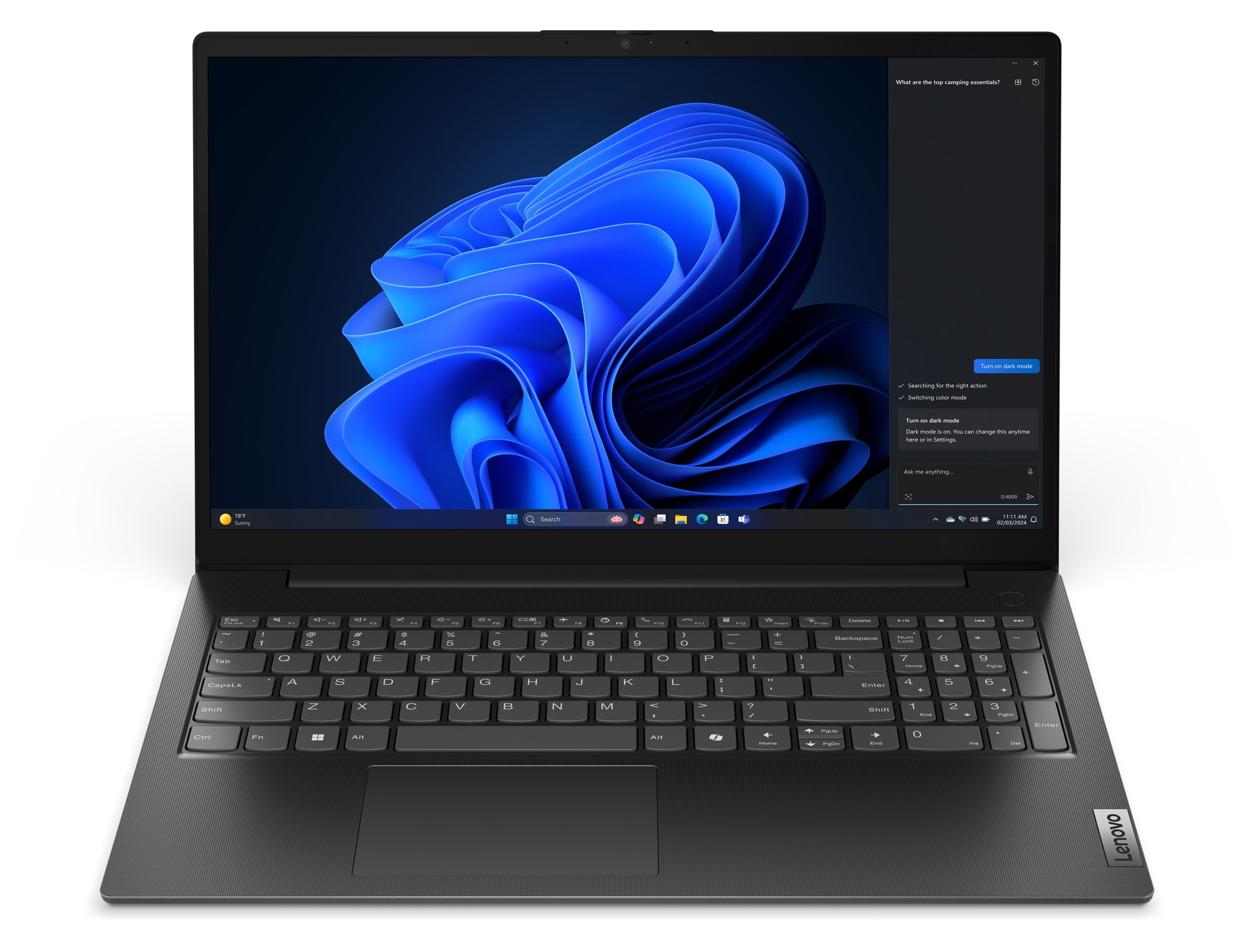 Czarny laptop Lenovo wyświetla niebieski, wirujący abstrakcyjny wzór.