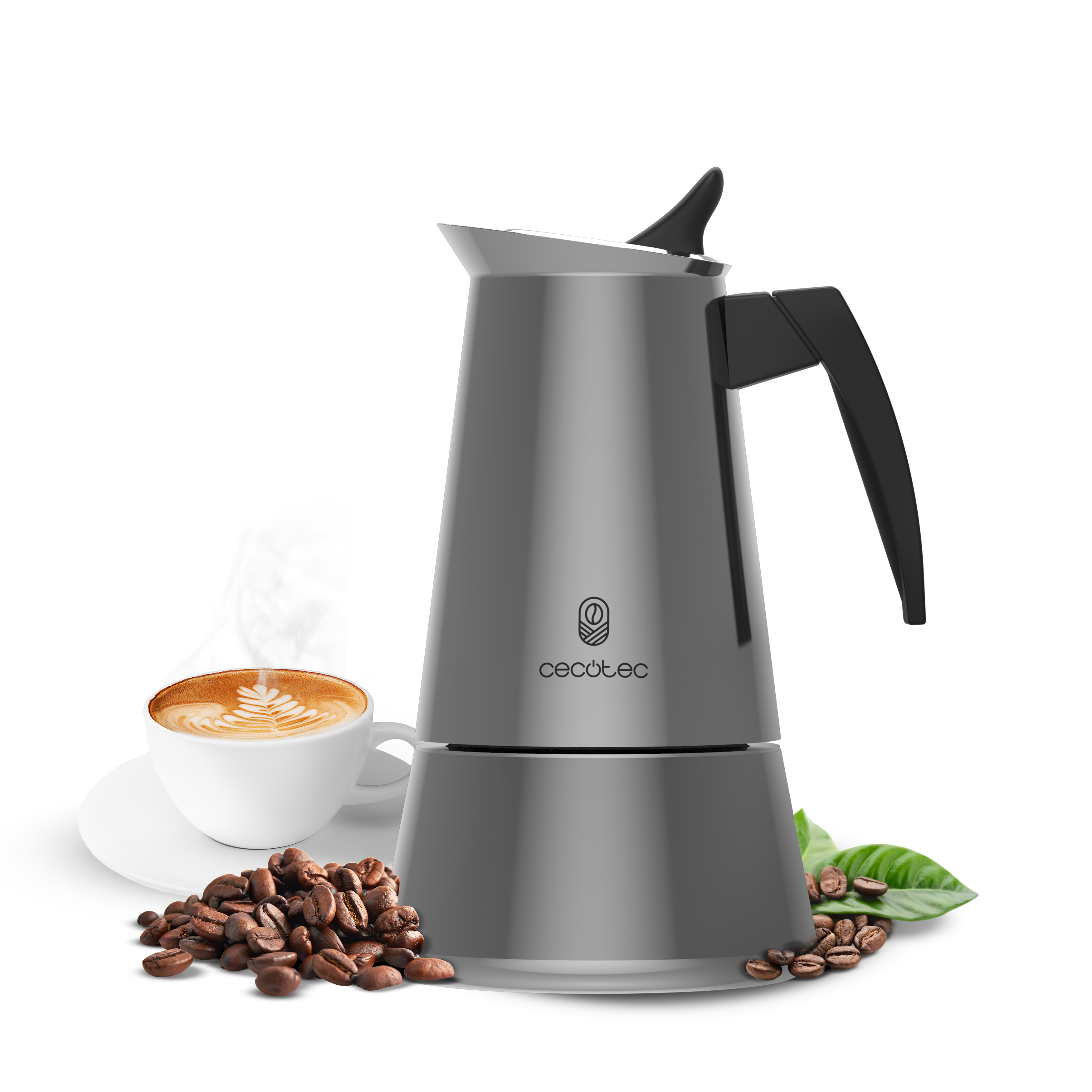 Una cafetera moka gris con mango negro y una taza de café con arte latte, rodeada de granos.