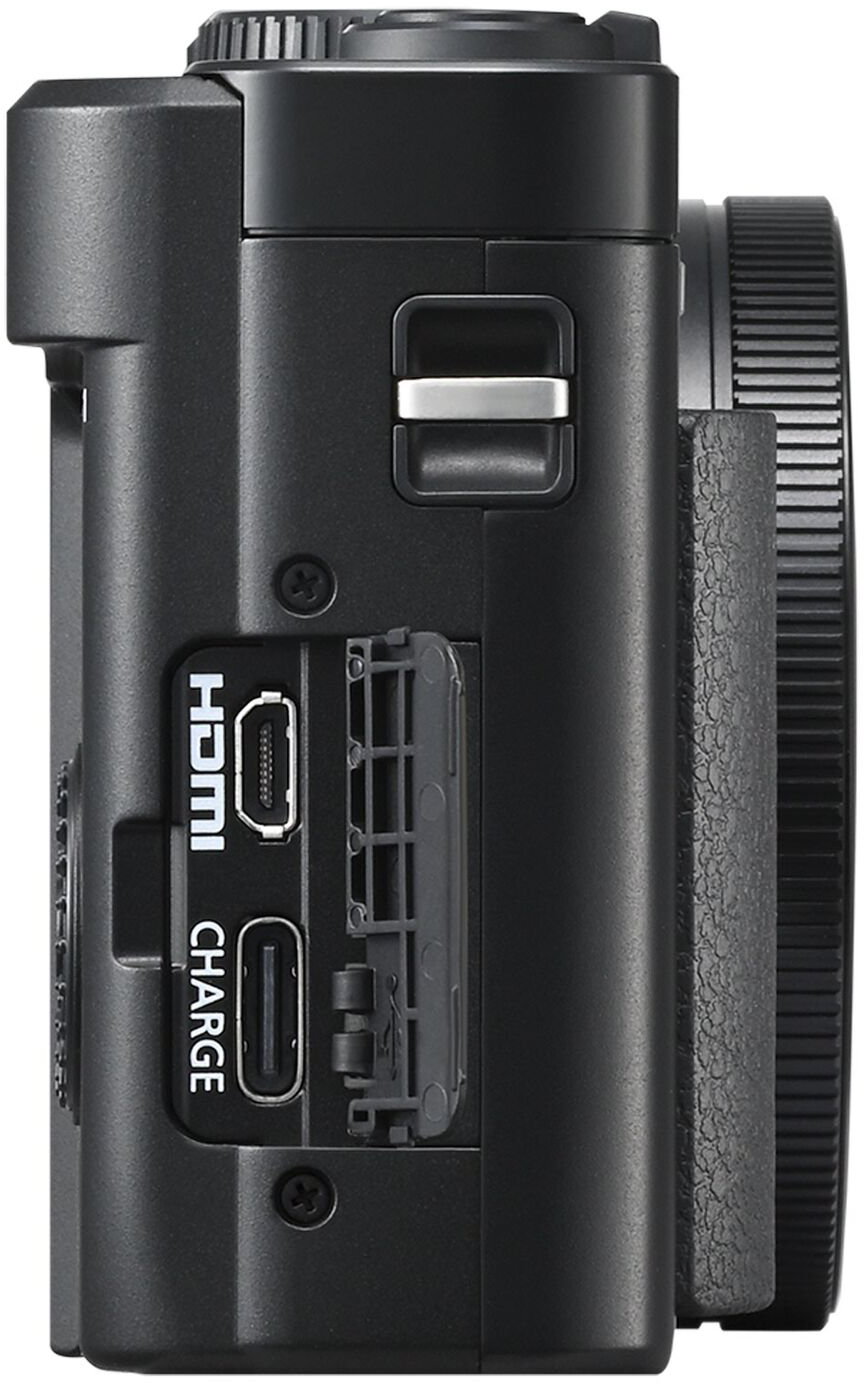 Egy fekete kamera oldalsó nézete. HDMI port, USB port és egy kártyanyílás látható.