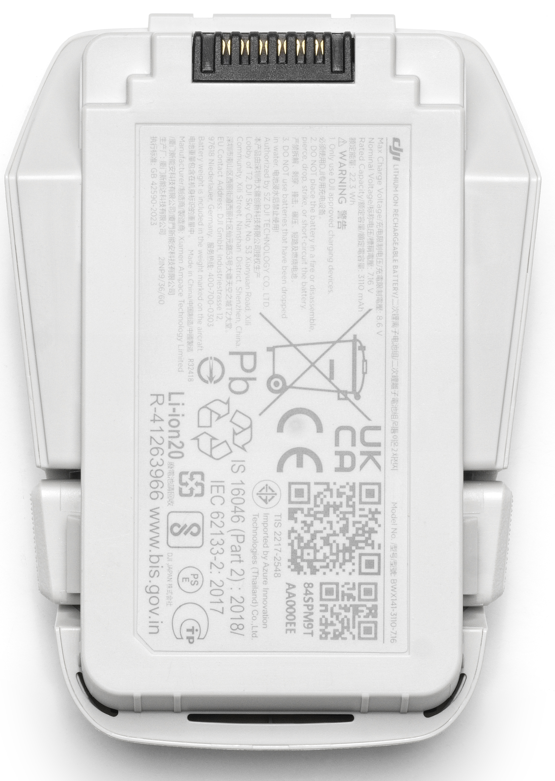 Fehér drón akkumulátor címkékkel és QR-kóddal, felülről nézve.
