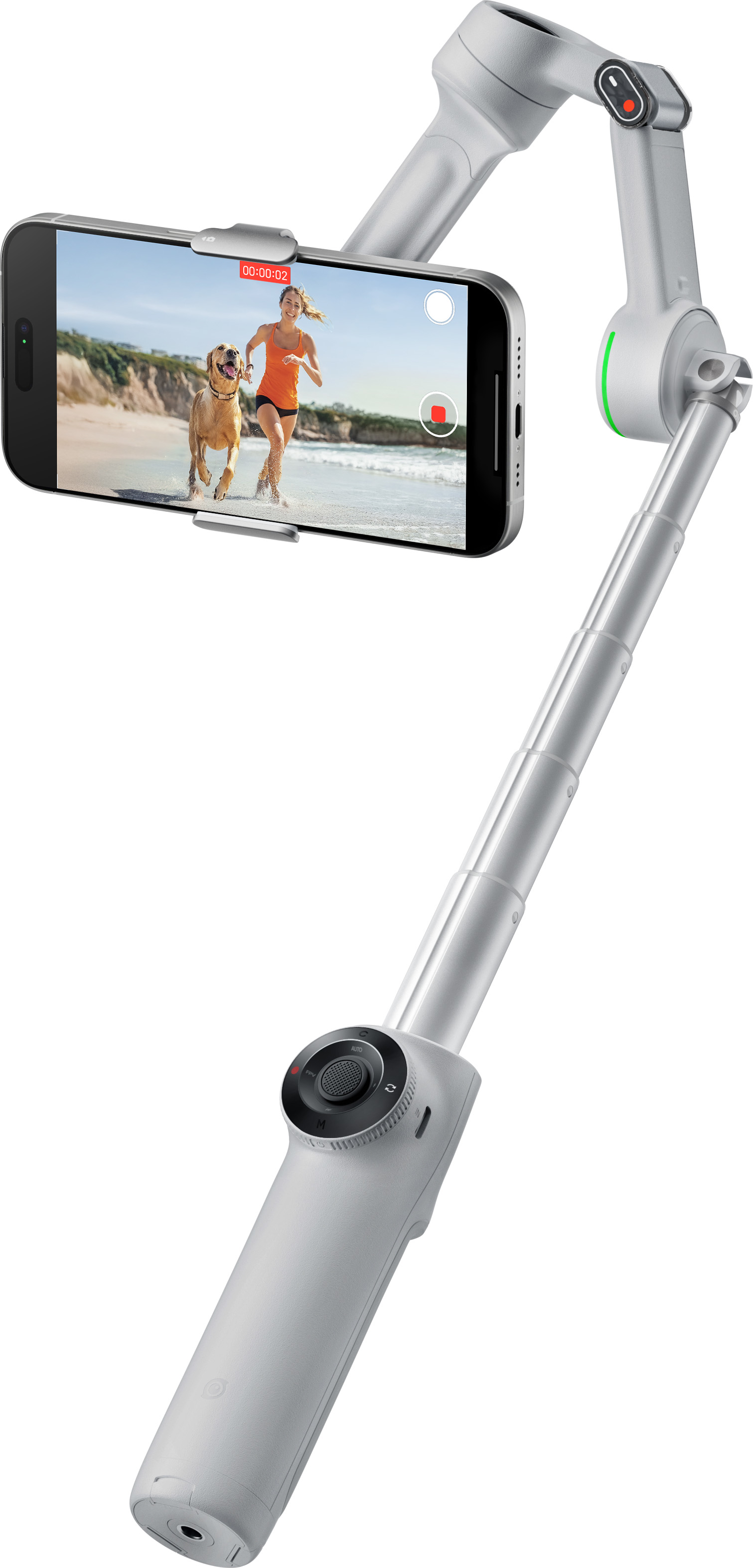 Un téléphone sur un cardan filmant une femme et un chien courant sur une plage. Le cardan est blanc et gris.