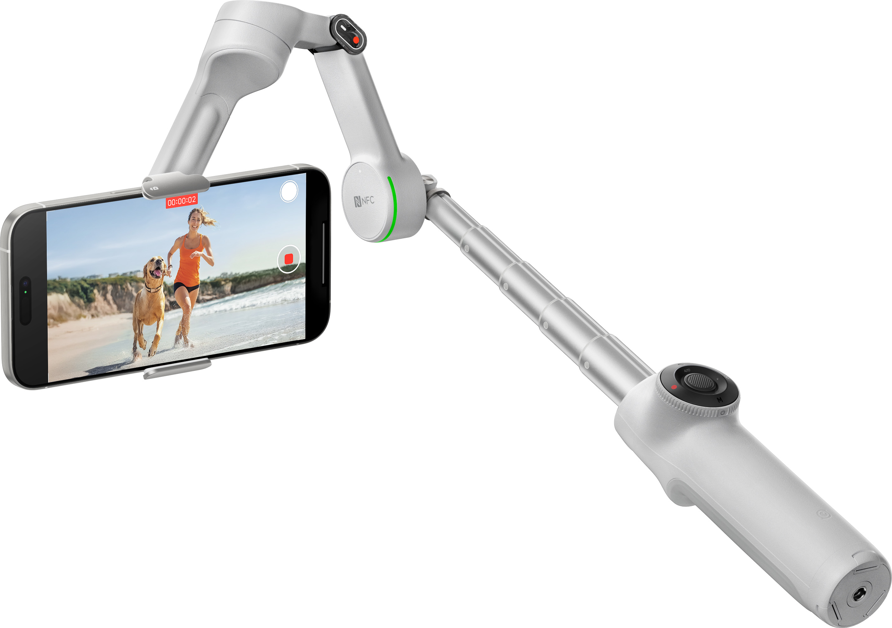 Stabilisateur tenant un téléphone, enregistrant une femme courant avec un chien.