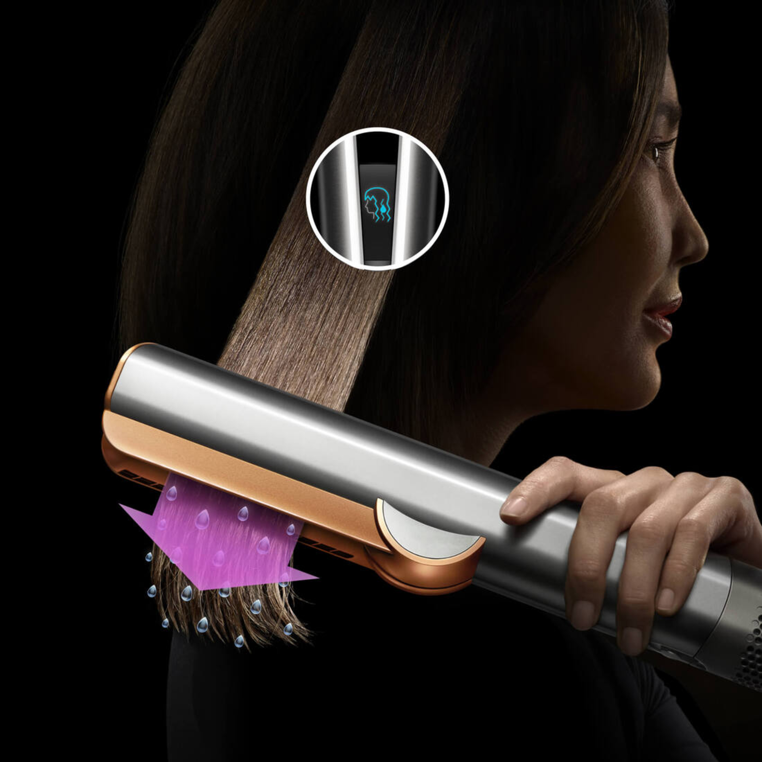 Vrouw die een zilveren en gouden haarstylingtool gebruikt, haar wordt gestyled.