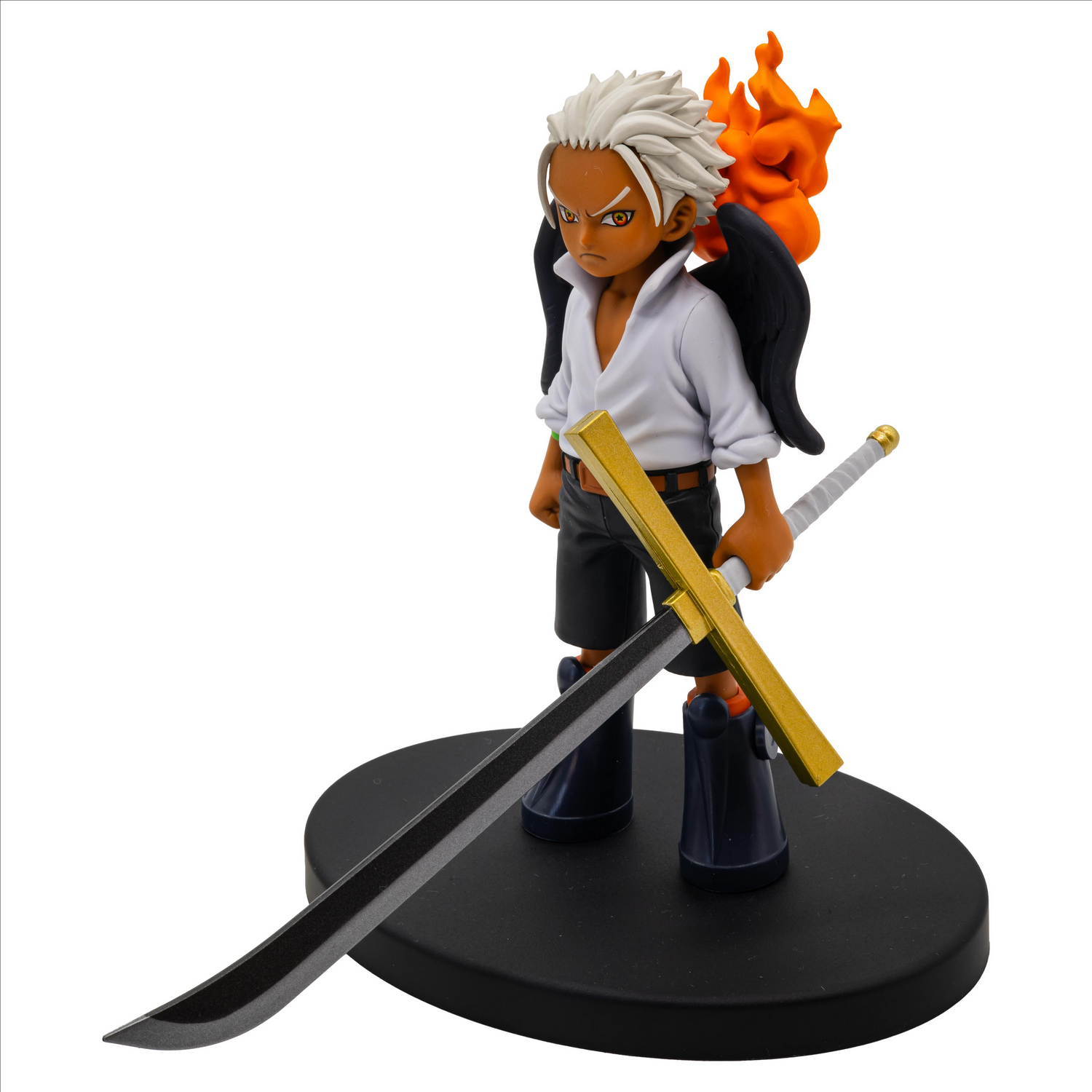 Figura de personaje con pelo blanco, espada y llamas. De pie sobre base negra.