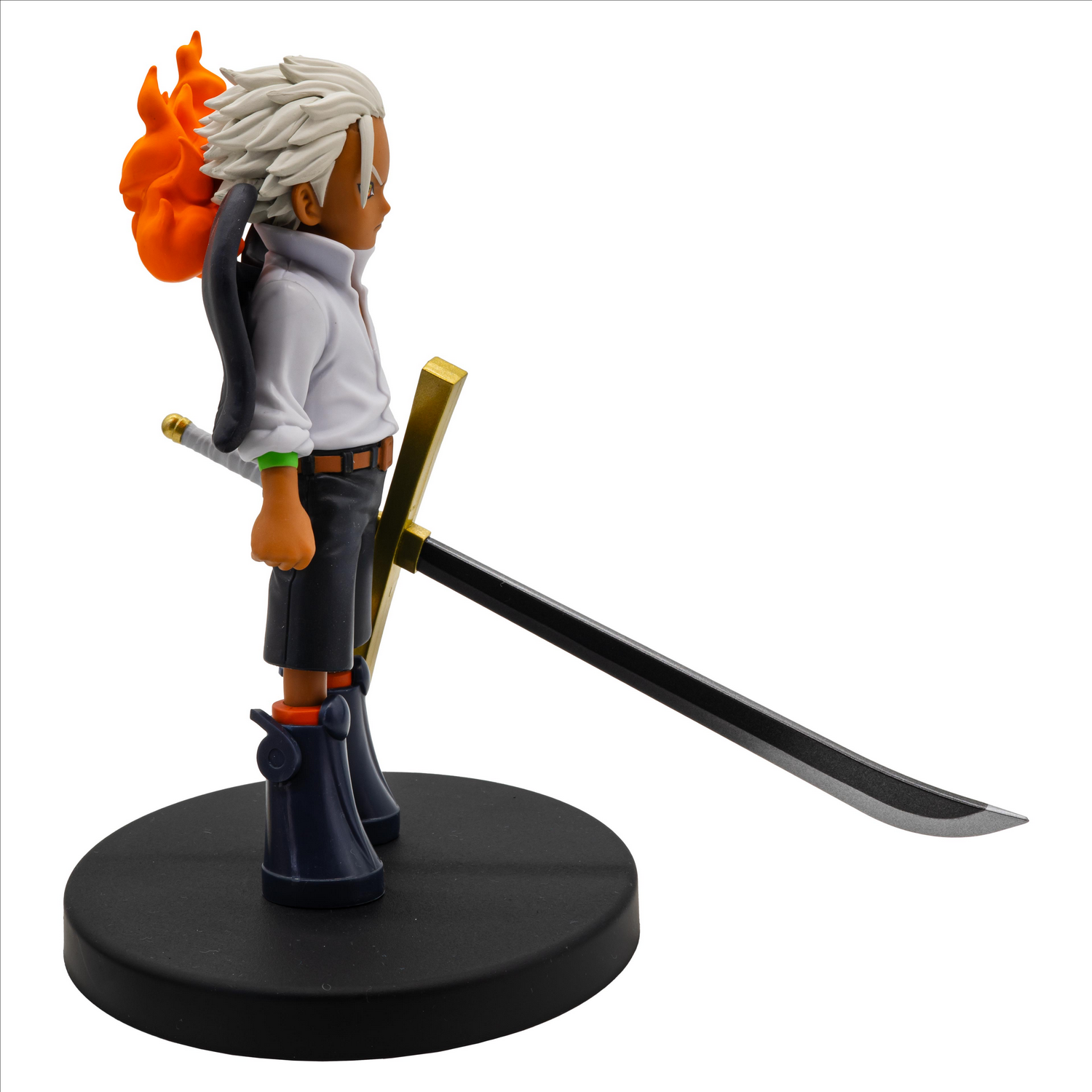 Figura anime de un niño con espada y llama.