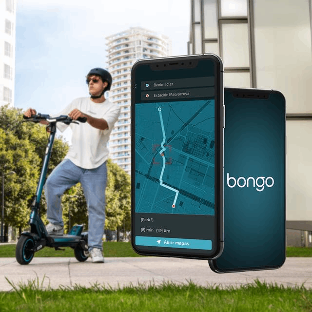 Una persona montada en un patinete eléctrico, con un teléfono que muestra un mapa.