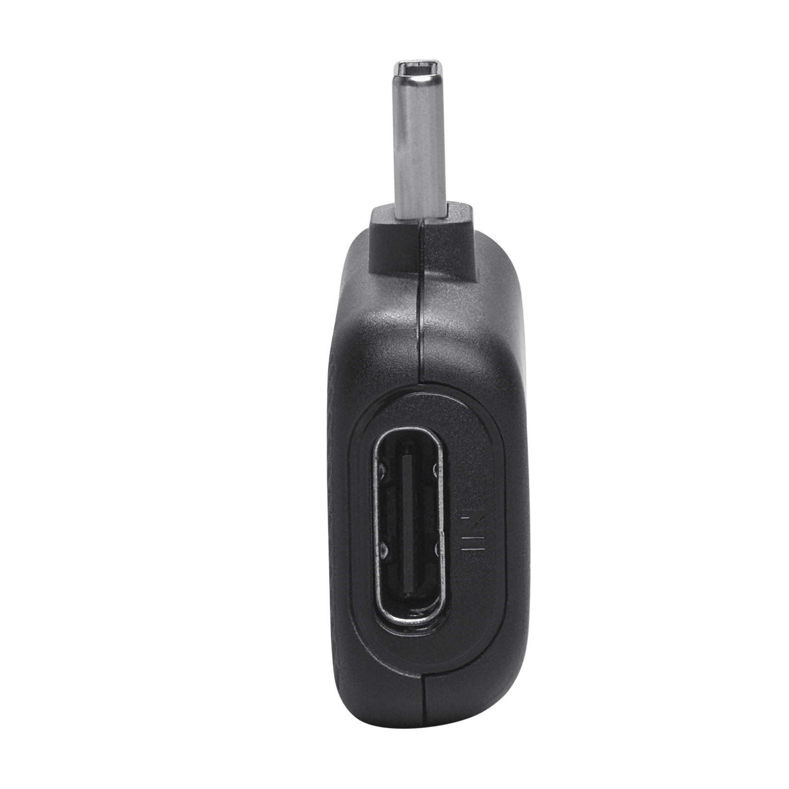 Altında bir USB bağlantı noktası ve üstte bir pim bulunan siyah bir adaptör.