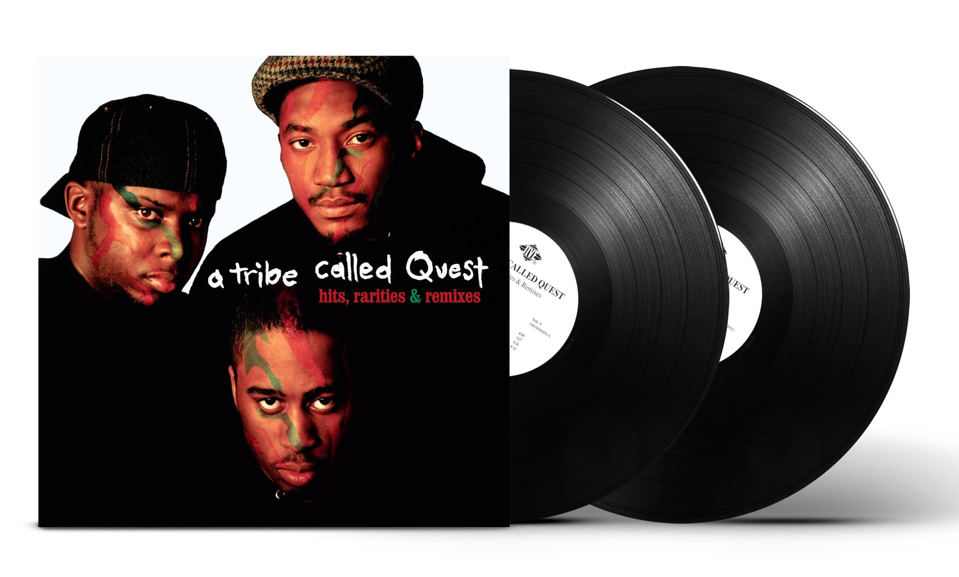 Pochette de l'album 'a tribe called Quest' avec trois membres du groupe et deux disques vinyles.