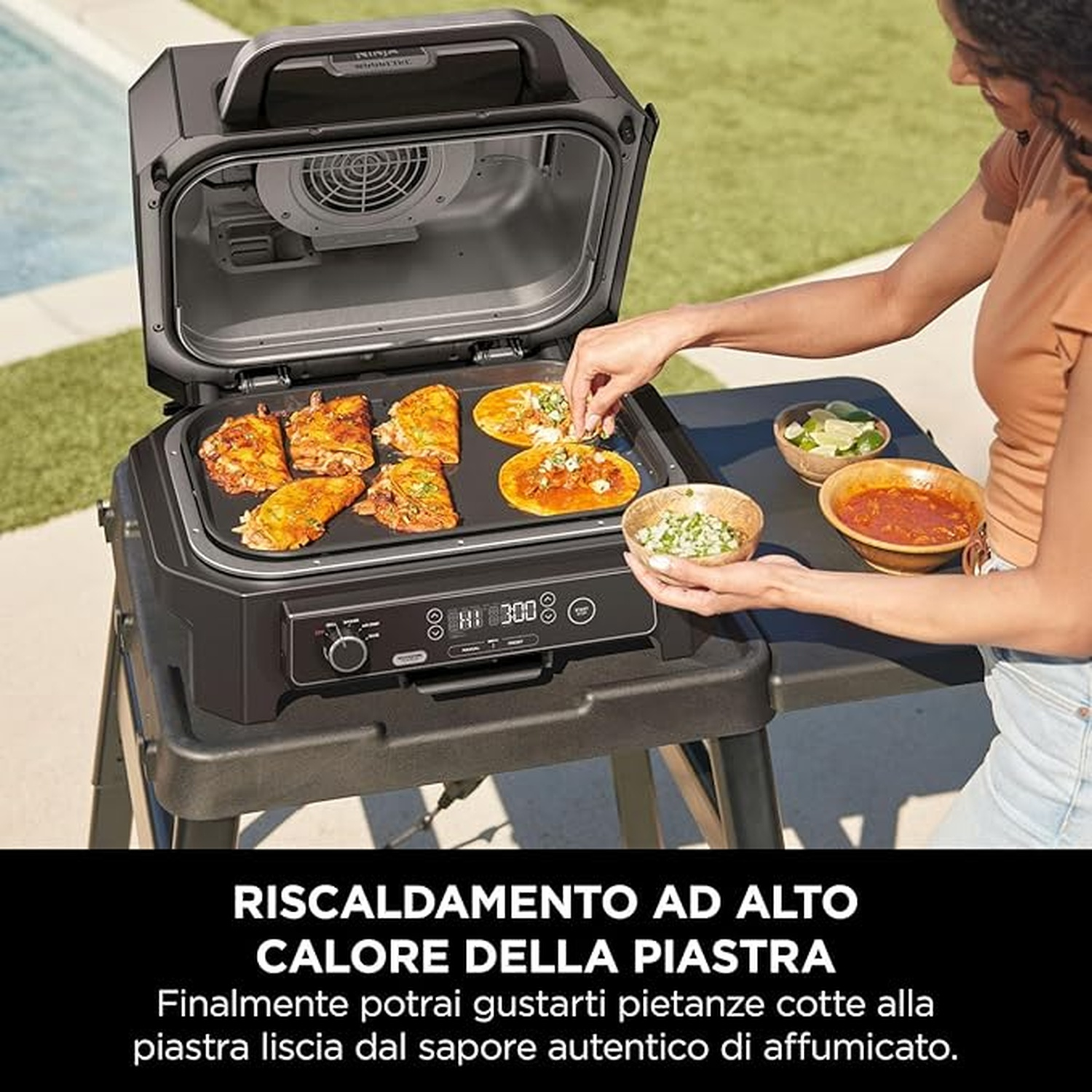 Una griglia con cibo cotto, una donna aggiunge condimenti.